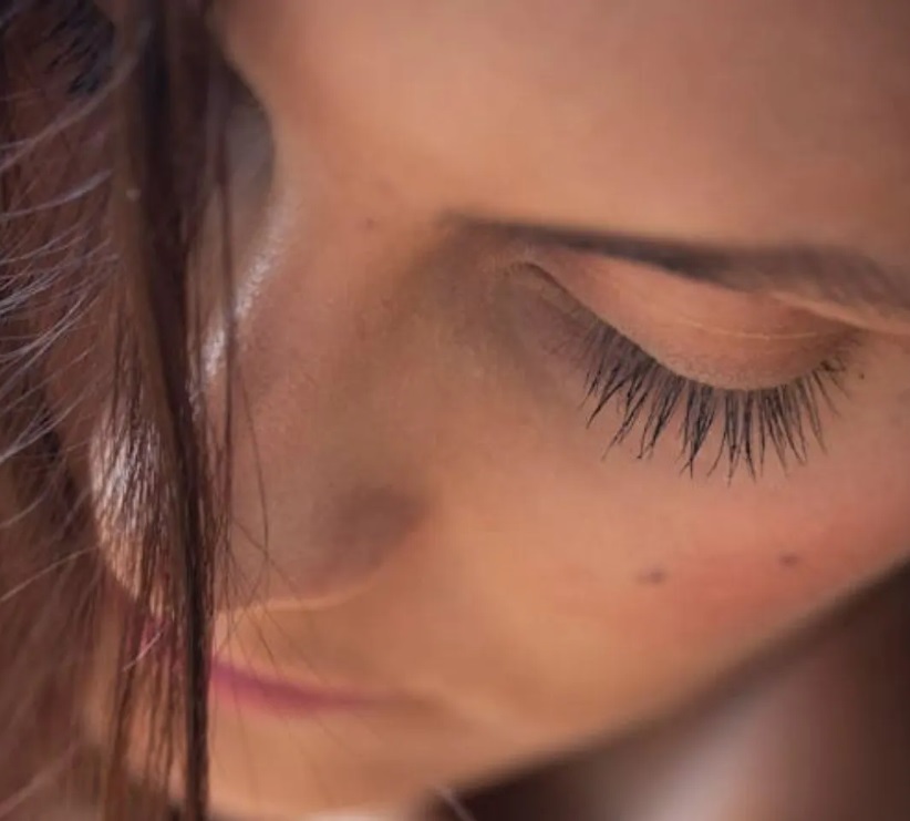 1. Cung cấp độ ẩm và làm mềm lông mi