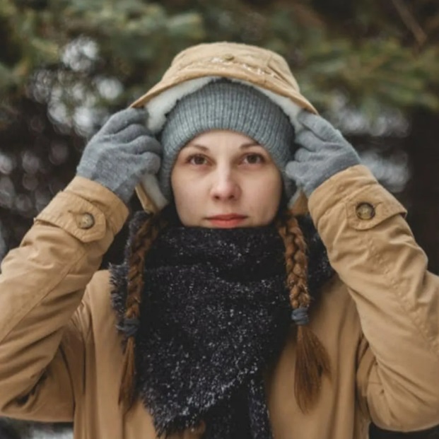 1. Tóc tết hai bên cùng mũ len – ngọt ngào và năng động