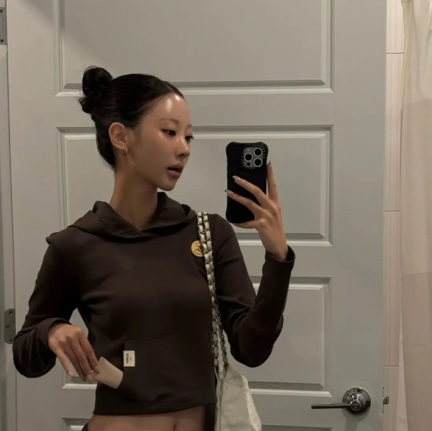 2. Tóc búi rối với hoodie – năng động và tiện lợi