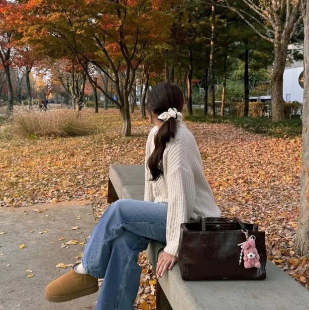 3. Đuôi ngựa buộc thấp cùng cardigan – thanh lịch và nữ tính