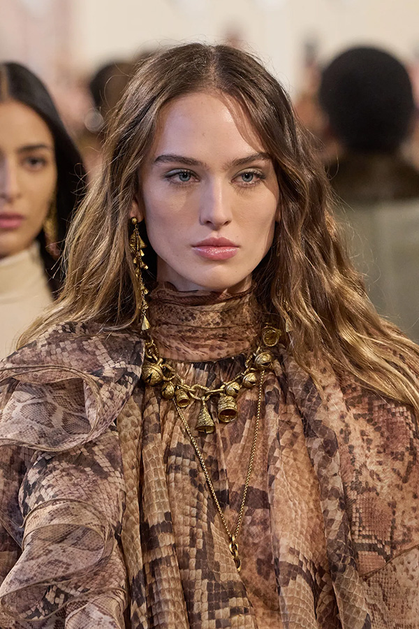 4. Dirty Blonde – vàng khói trầm, cá tính nhưng vẫn mềm mại