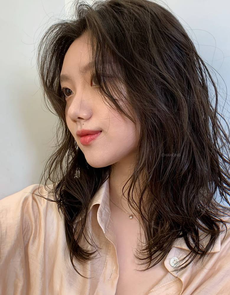 1. Tóc xoăn ngắn thanh thoát