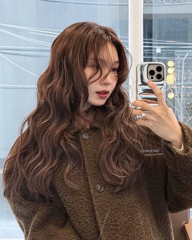 2. Tóc xoăn retro – dấu ấn cổ điển đầy mê hoặc