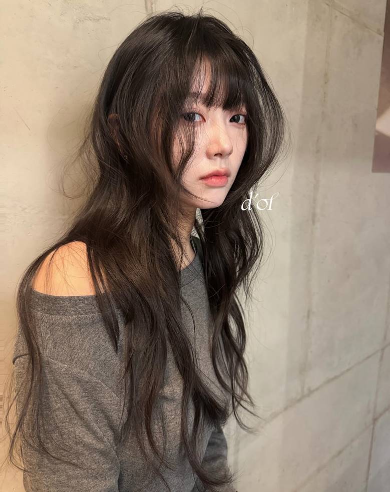 4. Tóc xoăn kết hợp mái thưa – ngọt ngào và nữ tính