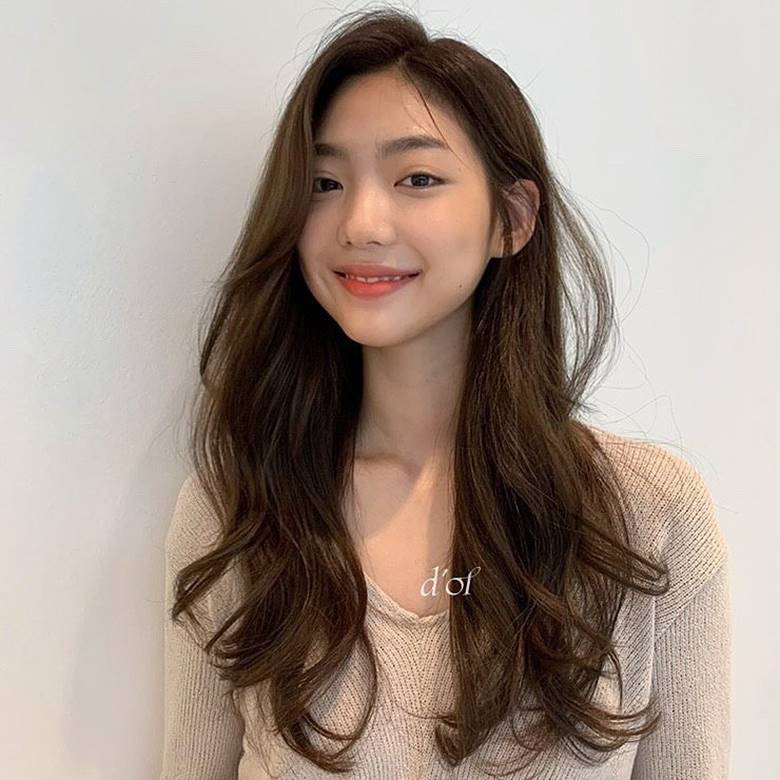 5. Tóc xoăn sóng lơi tự nhiên – đẹp mà không cần cố