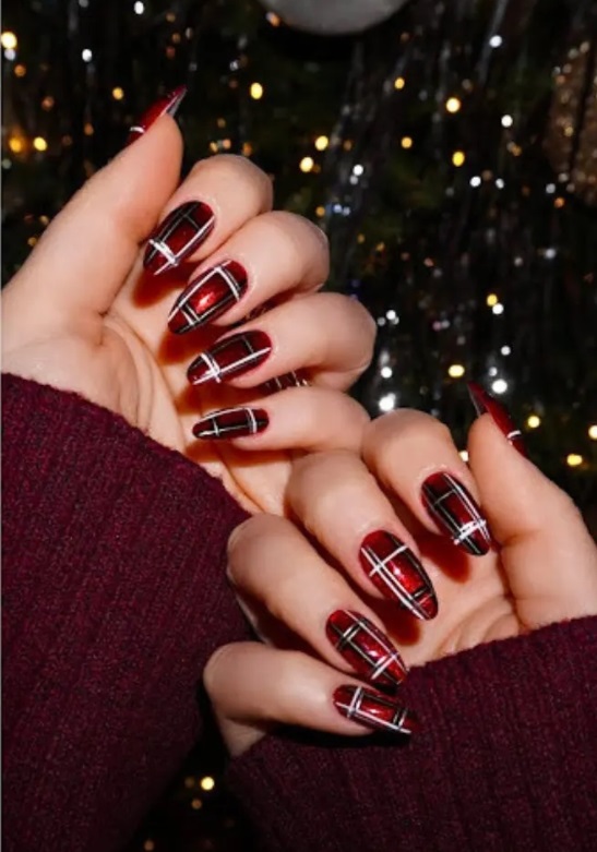 8. Móng tay kẻ caro: Vẻ đẹp cổ điển trở lại