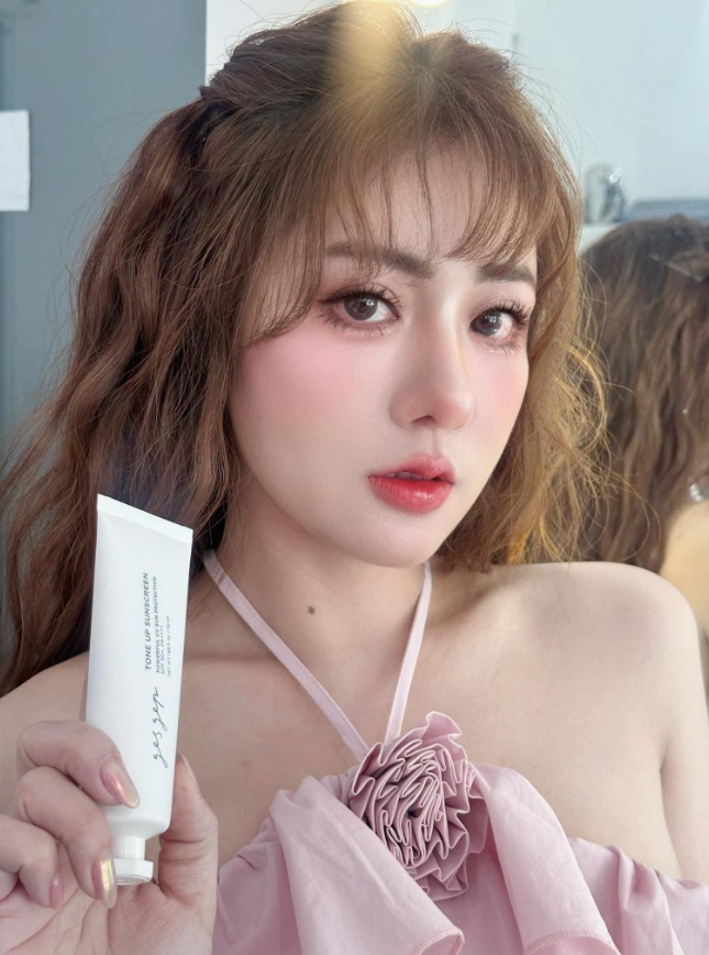 Khi không có kem dưỡng mắt, Vaseline cũng là “vị cứu tinh”