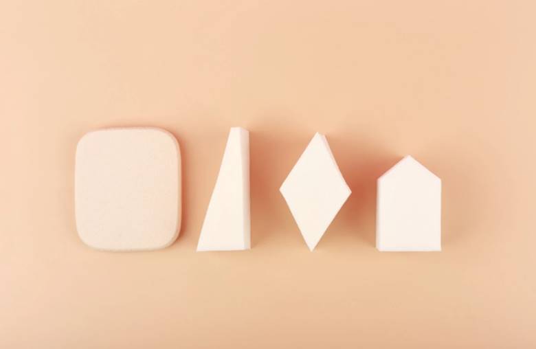 Bí quyết 1: Làm lạnh miếng mút trang điểm – chi tiết nhỏ, hiệu quả lớn