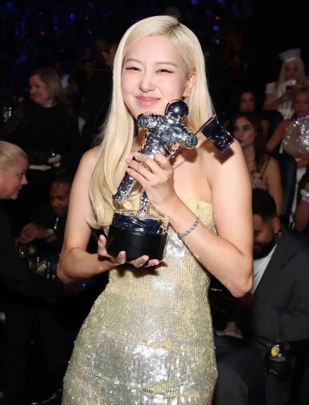 Khi Rosé biến son nude thành “chữ ký” nhan sắc