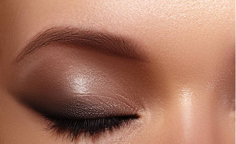 3. Chỉnh sửa gọn gàng bằng tăm bông và concealer