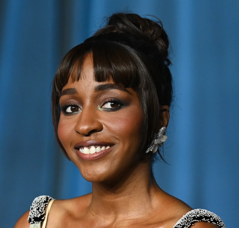 Mái ngắn tách lớp – chi tiết nhỏ tạo khác biệt