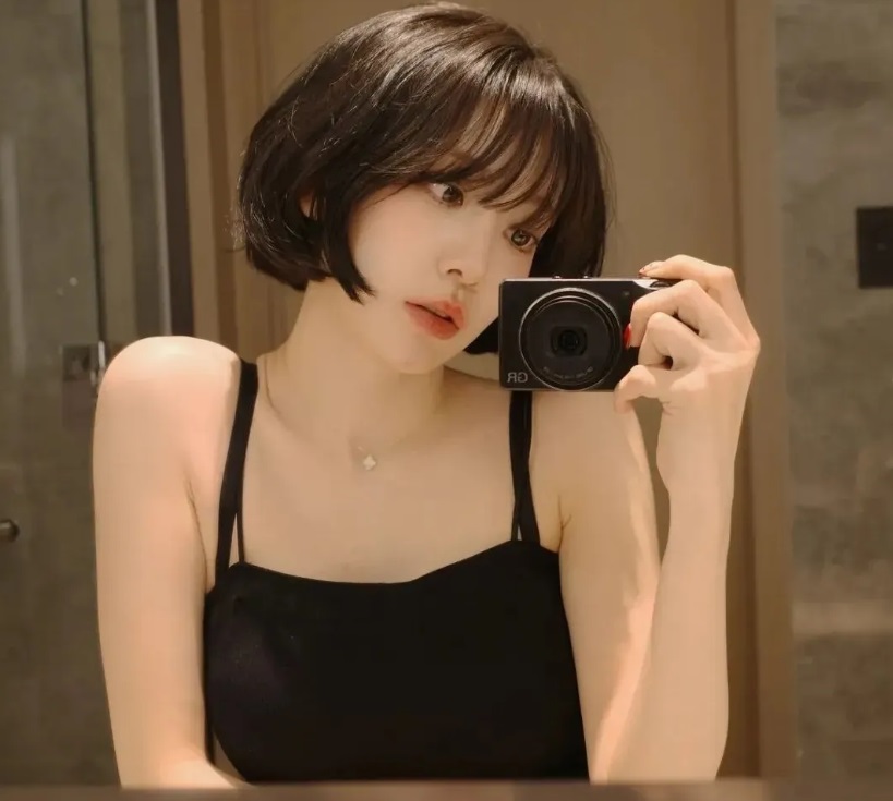 3. Tóc ngắn uốn xoăn xù: Cá tính và tự do