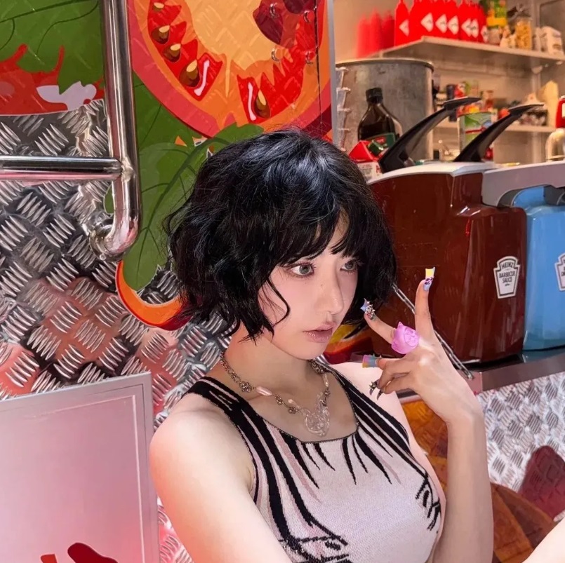 4. Tóc ngắn uốn sóng hiệu ứng “wet look”: Hiện đại và nổi bật