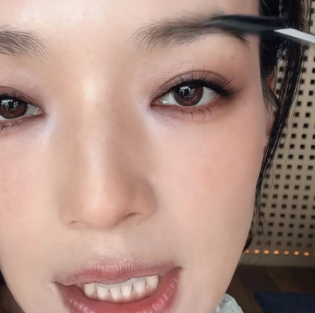 Bước 3: Chải mày – bước quyết định độ tự nhiên