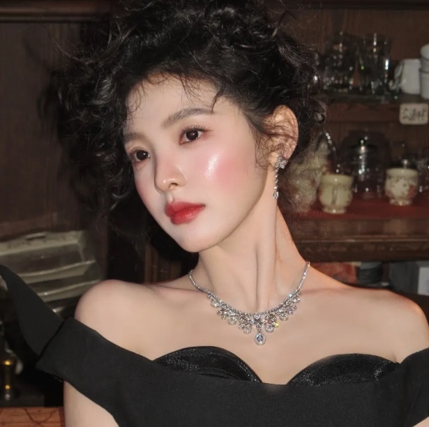 Chương Nhược Nam và cách biến sắc hồng thành dấu ấn riêng