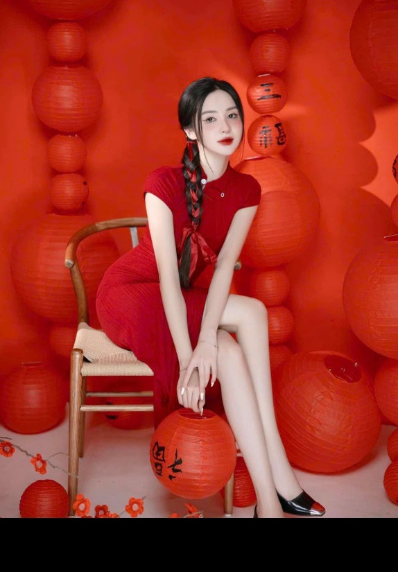 Layout tông đỏ rực rỡ – Biểu tượng may mắn ngày đầu năm