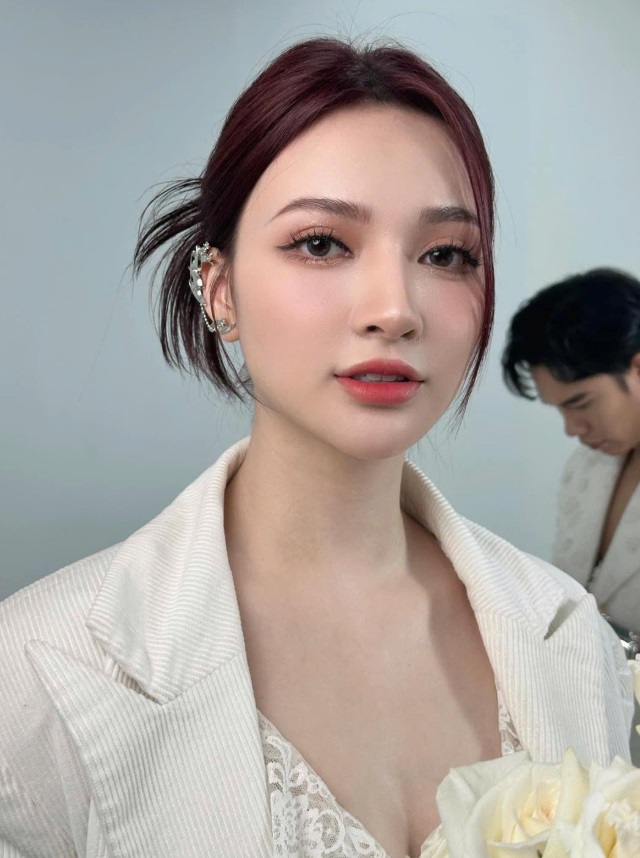 Má hồng tông lạnh: Bí quyết làm sáng gương mặt Á Đông