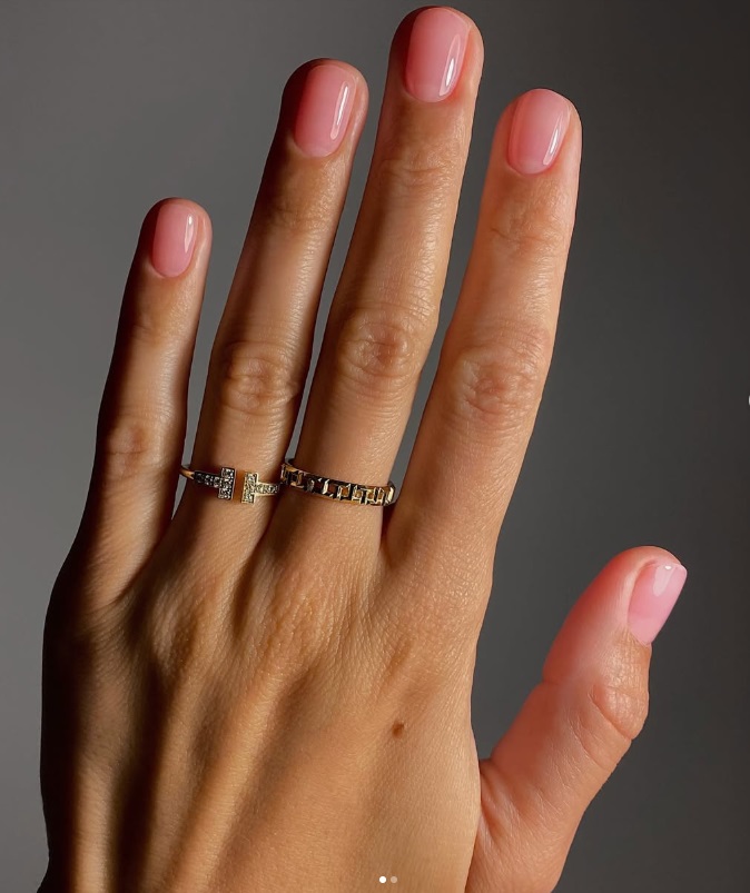 1. Móng tay ngắn – Biểu tượng của vẻ đẹp gọn gàng và hiện đại