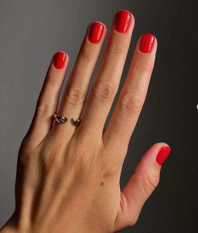 5. Móng đỏ cổ điển – Biểu tượng vượt thời gian của sự quyến rũ