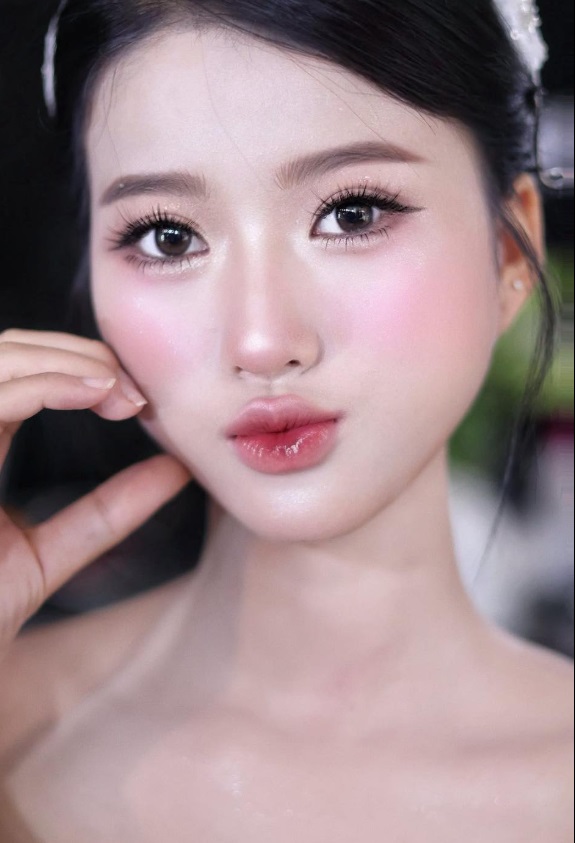 4. Má hồng tan vào da