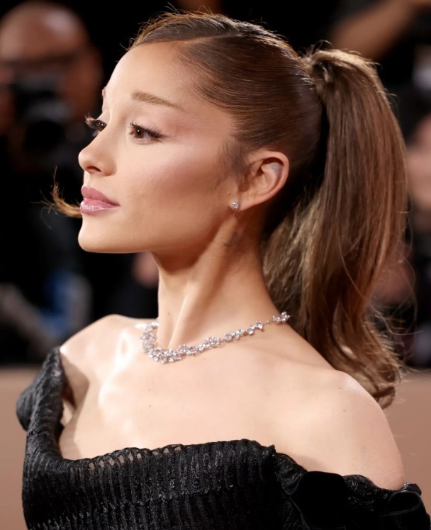 Ariana Grande: Lột xác nhẹ nhàng với tông nâu trầm