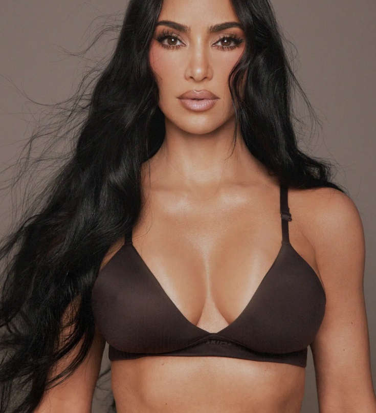 Kim Kardashian – Phấn khối là “nền móng” của mọi layout trang điểm