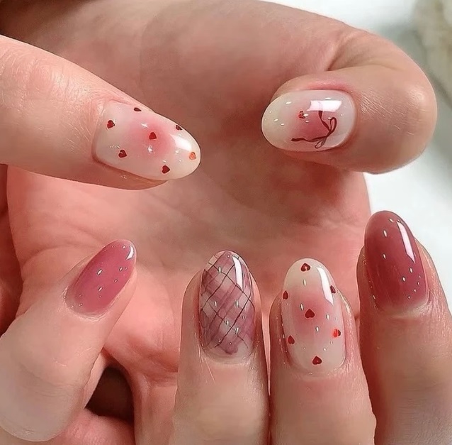 Gợi ý 1: Nail tông đỏ – vàng trầm, biểu tượng của tài lộc tinh tế