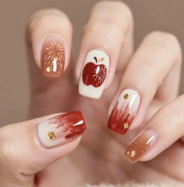 Gợi ý 4: Nail họa tiết táo – lời chúc bình an khéo léo