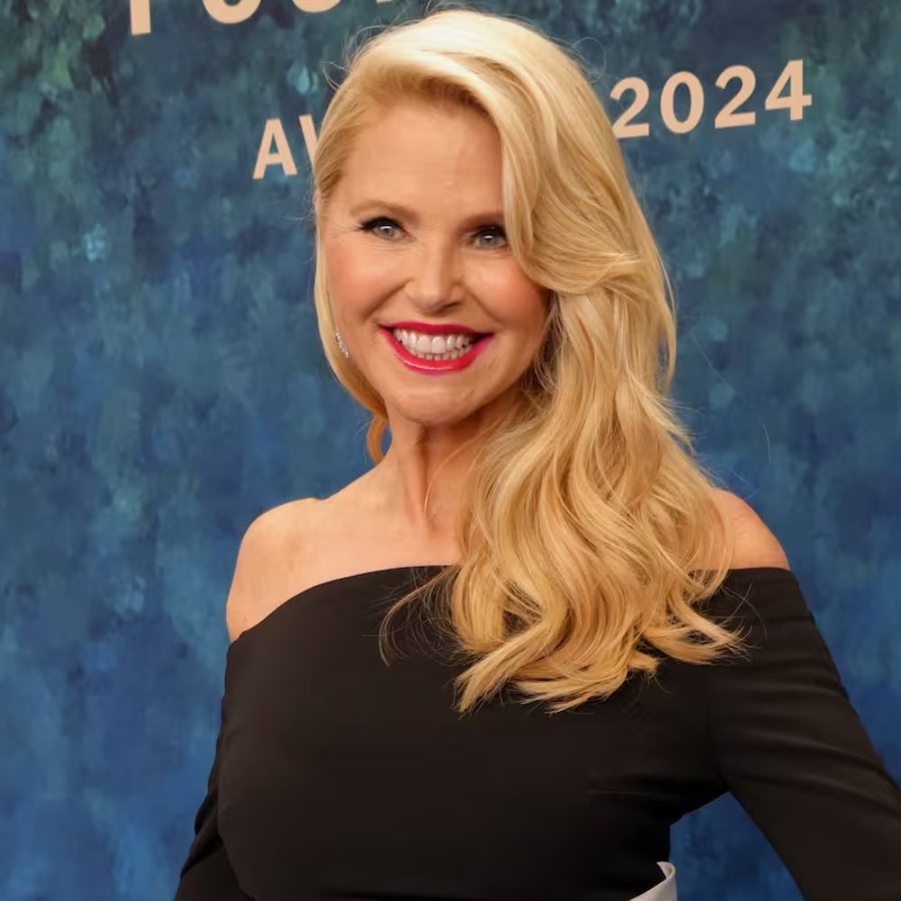 Christie Brinkley vô cùng nữ tính với tóc dài xoăn bồng bềnh