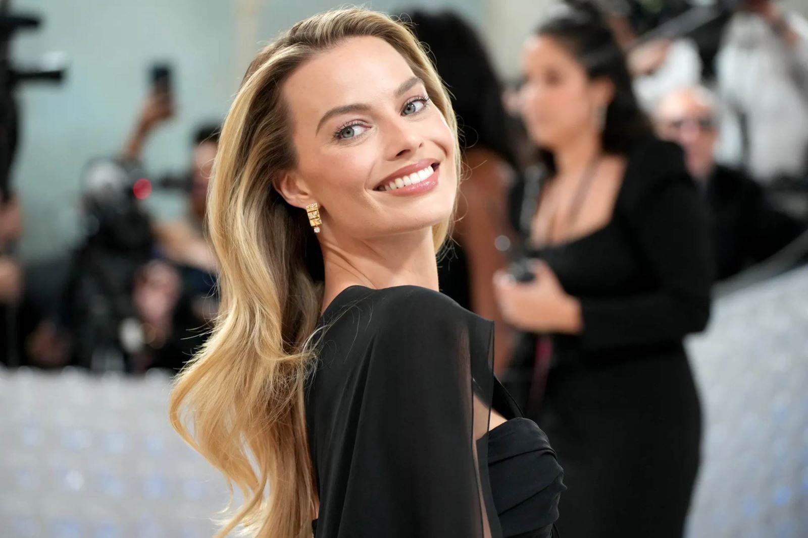 Margot Robbie với làn da ở tuổi 34 luôn rạng ngời. 