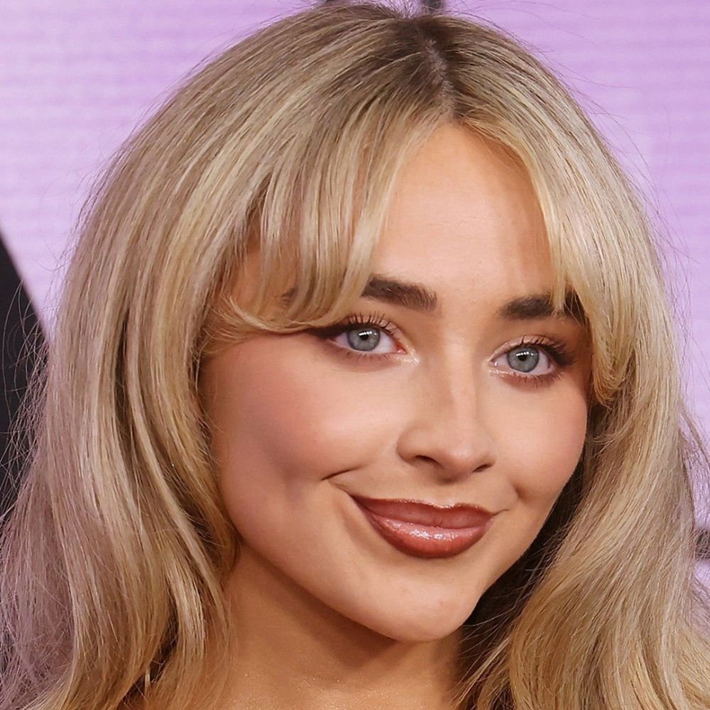 Sabrina Carpenter với đôi môi son đỏ vô cùng sáng tạo