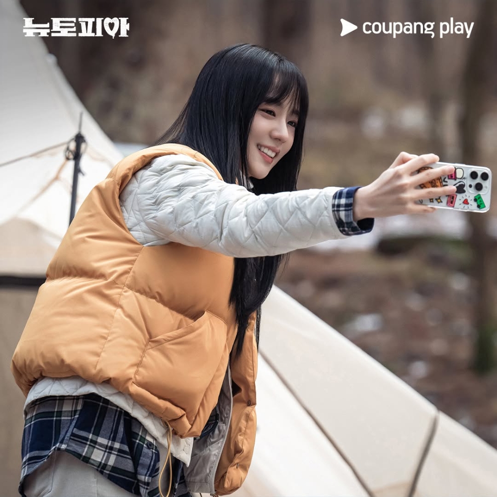 Kiểu mái thưa giúp tôn lên đường nét tươi trẻ của Jisoo