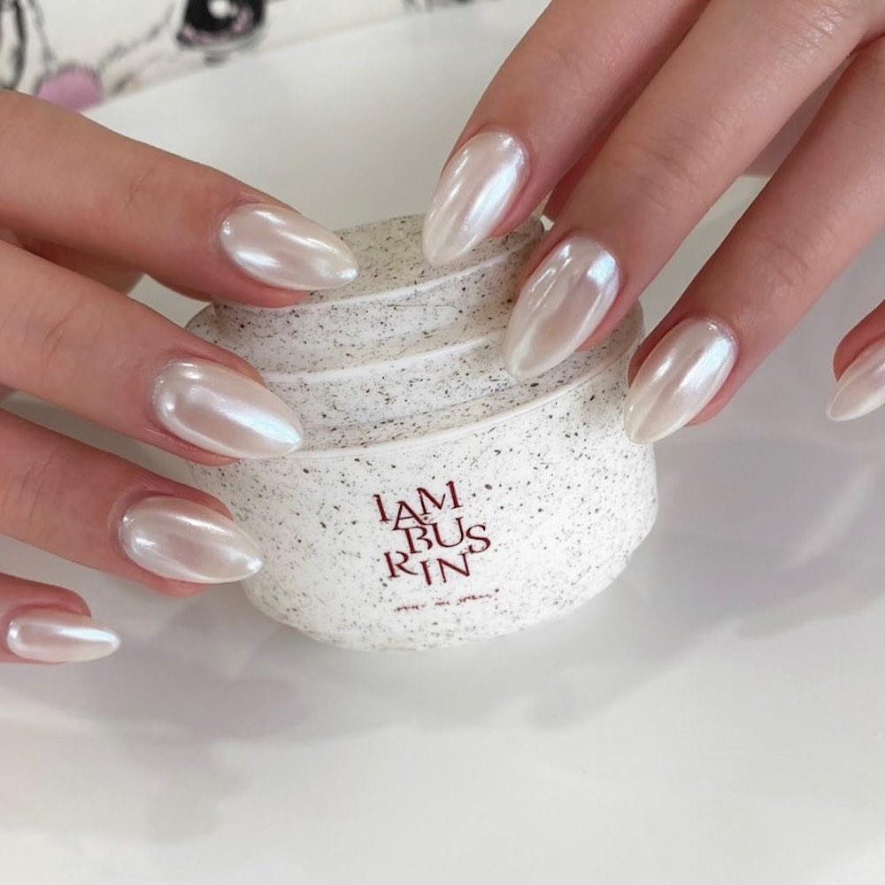 Mẫu nail ngọc trai giúp nâng tầm trang phục của bạn