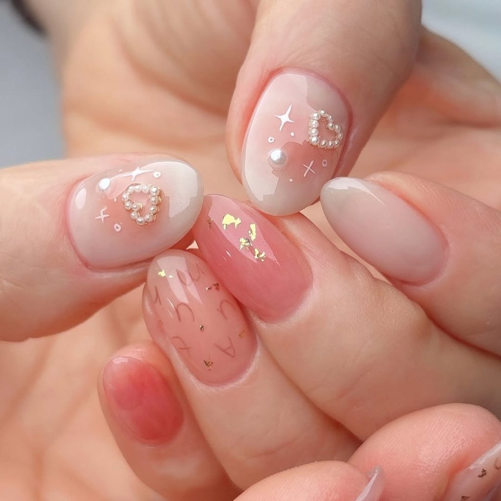 Mẫu nail với gam màu tươi tắn giúp bạn nổi bật ngày Tết