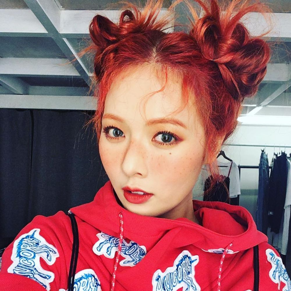 HyunA tinh nghịch với makeup tông cam đào và tàn nhang