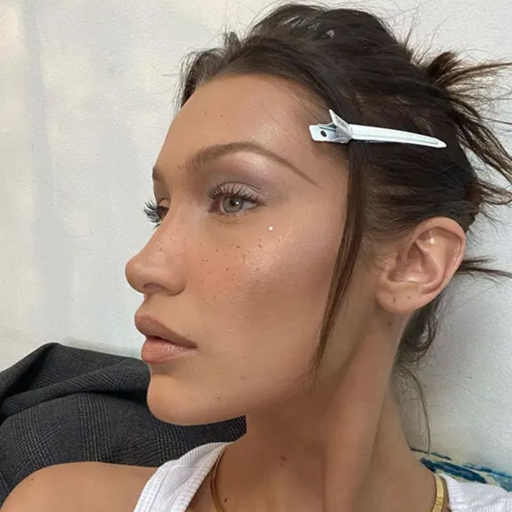 Bella Hadid kết hợp “fake freckles” cùng “Y2K makeup”