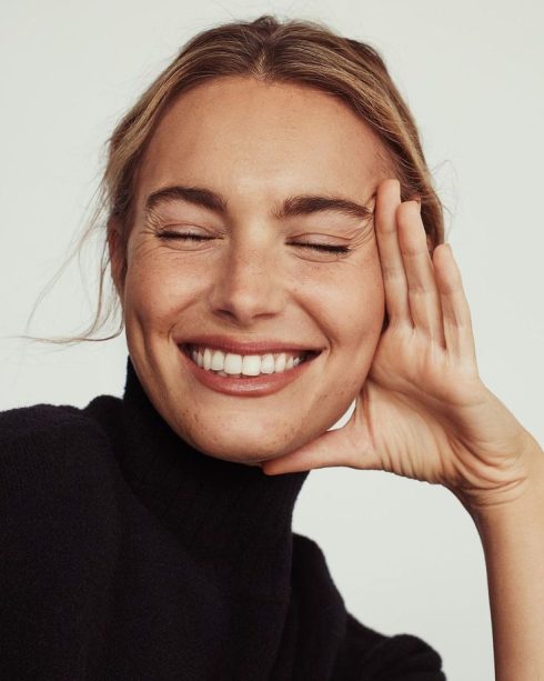 Đắp mặt nạ giấy để lớp nền được đẹp hơn khi makeup