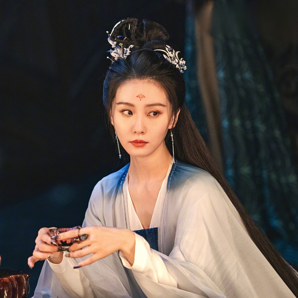 Ánh mắt sắc lạnh của Lưu Thi Thi