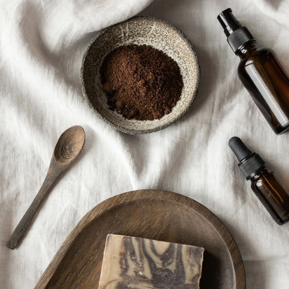 Loại bỏ tế bào chết với hạt scrub dịu nhẹ