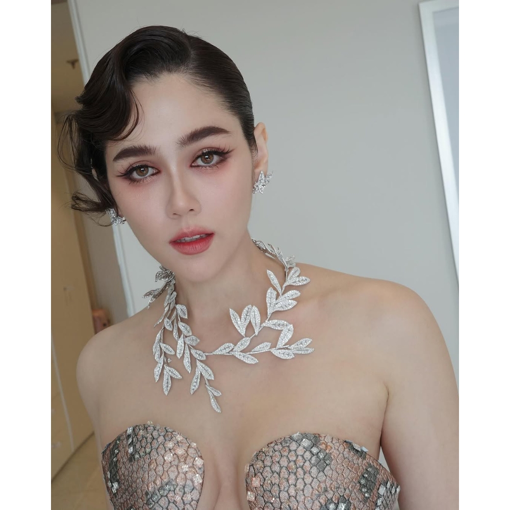 Chompoo Araya mang vẻ đẹp thời thượng
