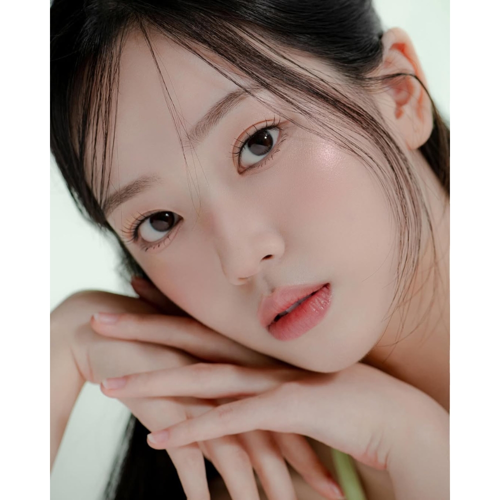 Trang điểm đôi mắt nhẹ nhàng khi chụp ảnh hộ chiếu