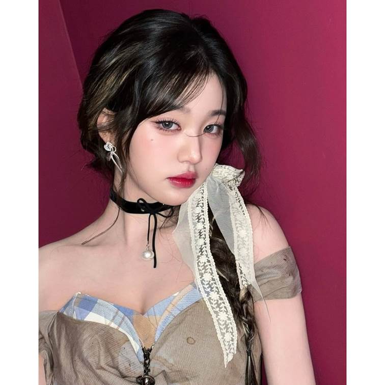 Đôi môi căng mọng của Jang Won Young (IVE). 