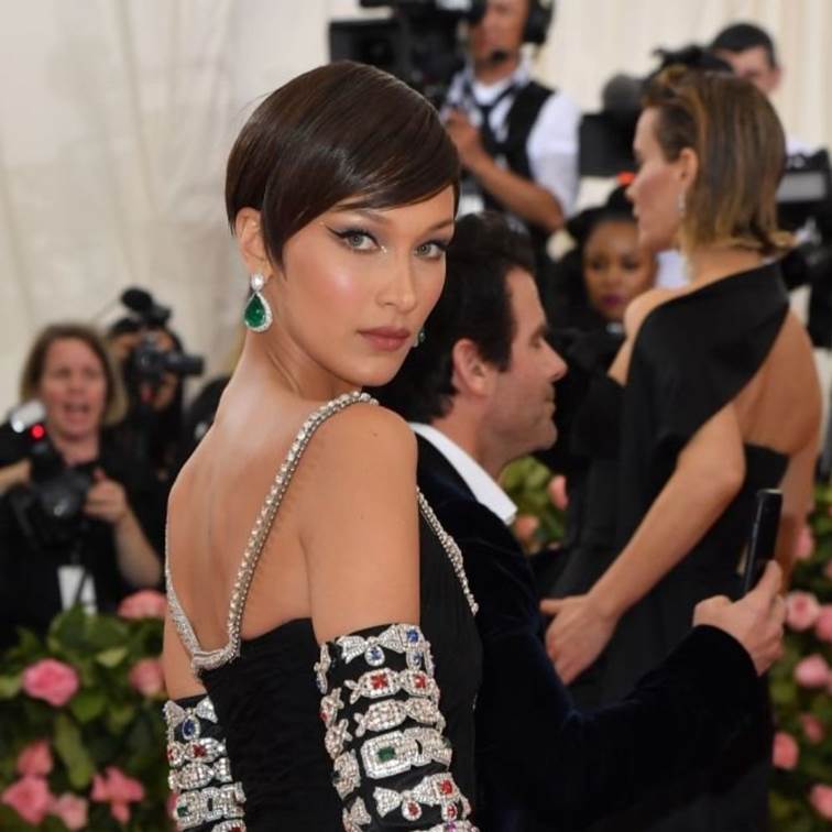 Bella Hadid với mái tóc tại Met Gala