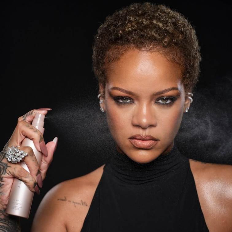 Kiểu tóc xoăn tự nhiên của Rihanna.