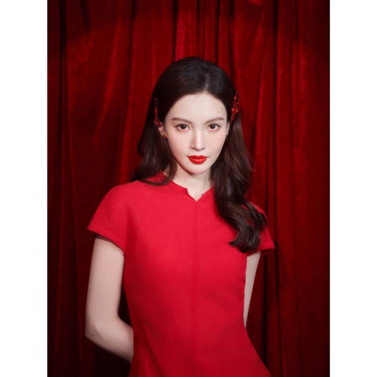 Kim Thần với tone makeup đỏ cổ điển