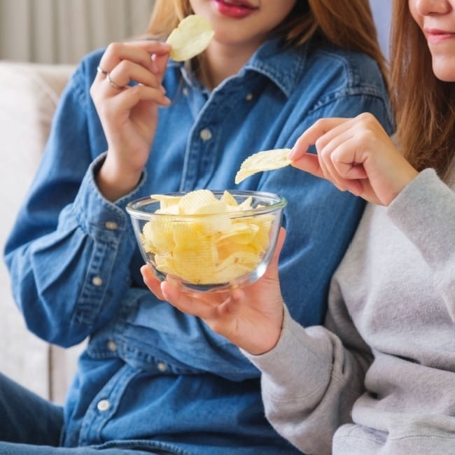 Không nên ăn khoai tây chiên, bim bim vì sẽ đẩy nhanh quá trình lão hóa