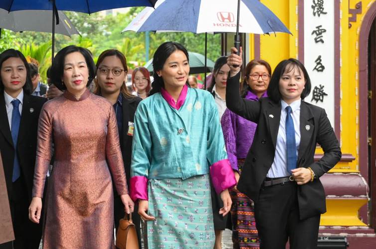 Hoàng hậu Bhutan thăm chùa Trấn Quốc