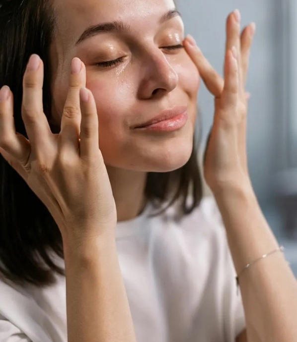 Chăm sóc vùng da mắt và cổ