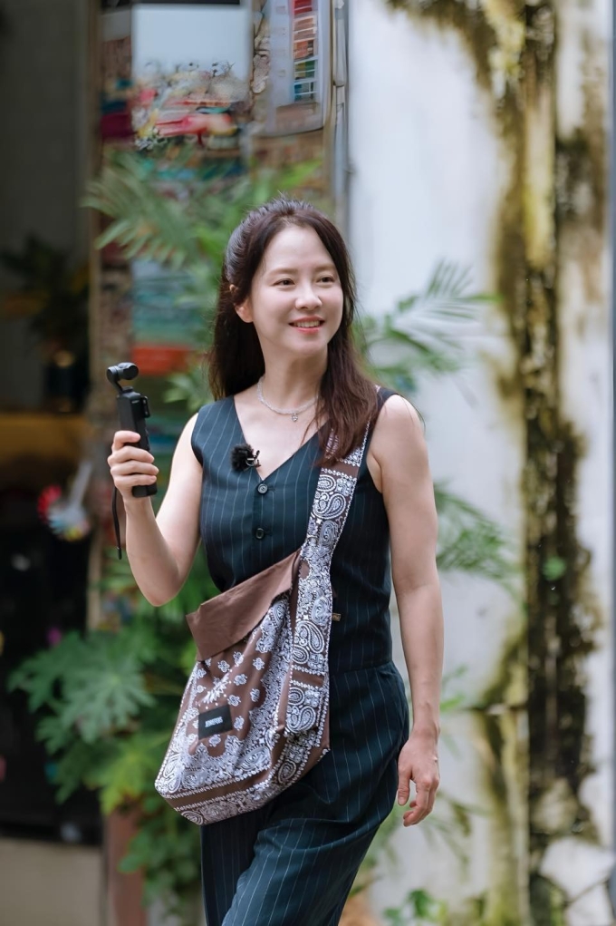 Song Ji Hyo khoe làn da trắng sáng căng mịn khi xuất hiện tại TP. Hồ Chí Minh ngày 03/09