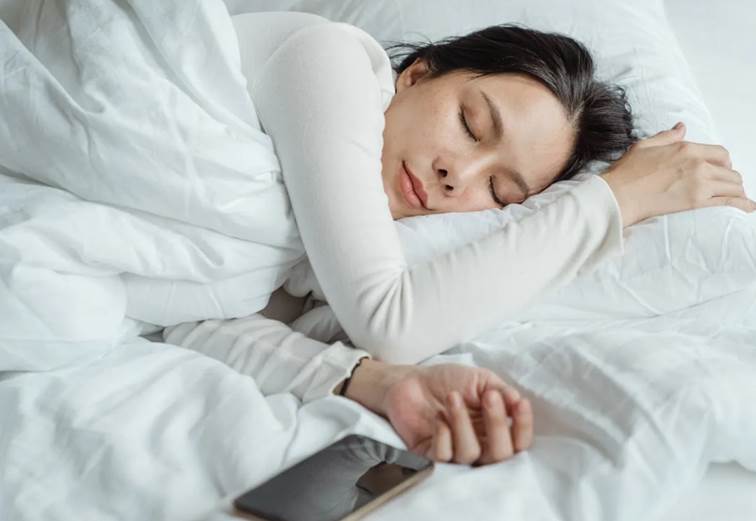Ngủ không đúng tư thế cũng là nguyên nhân gây sưng mí